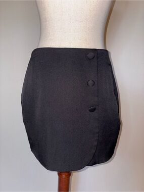 Milk & Honey Black Button-Accent Tuxedo Style Mini Skort Size Small